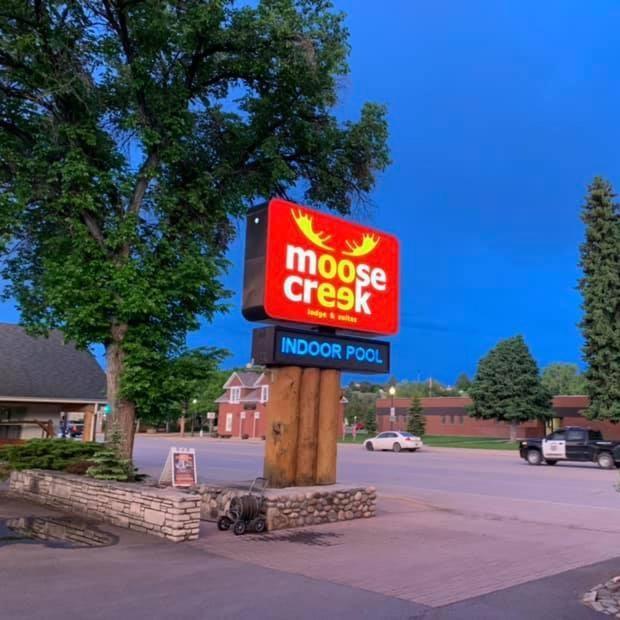 Moose Creek Lodge & Suites Коди Экстерьер фото