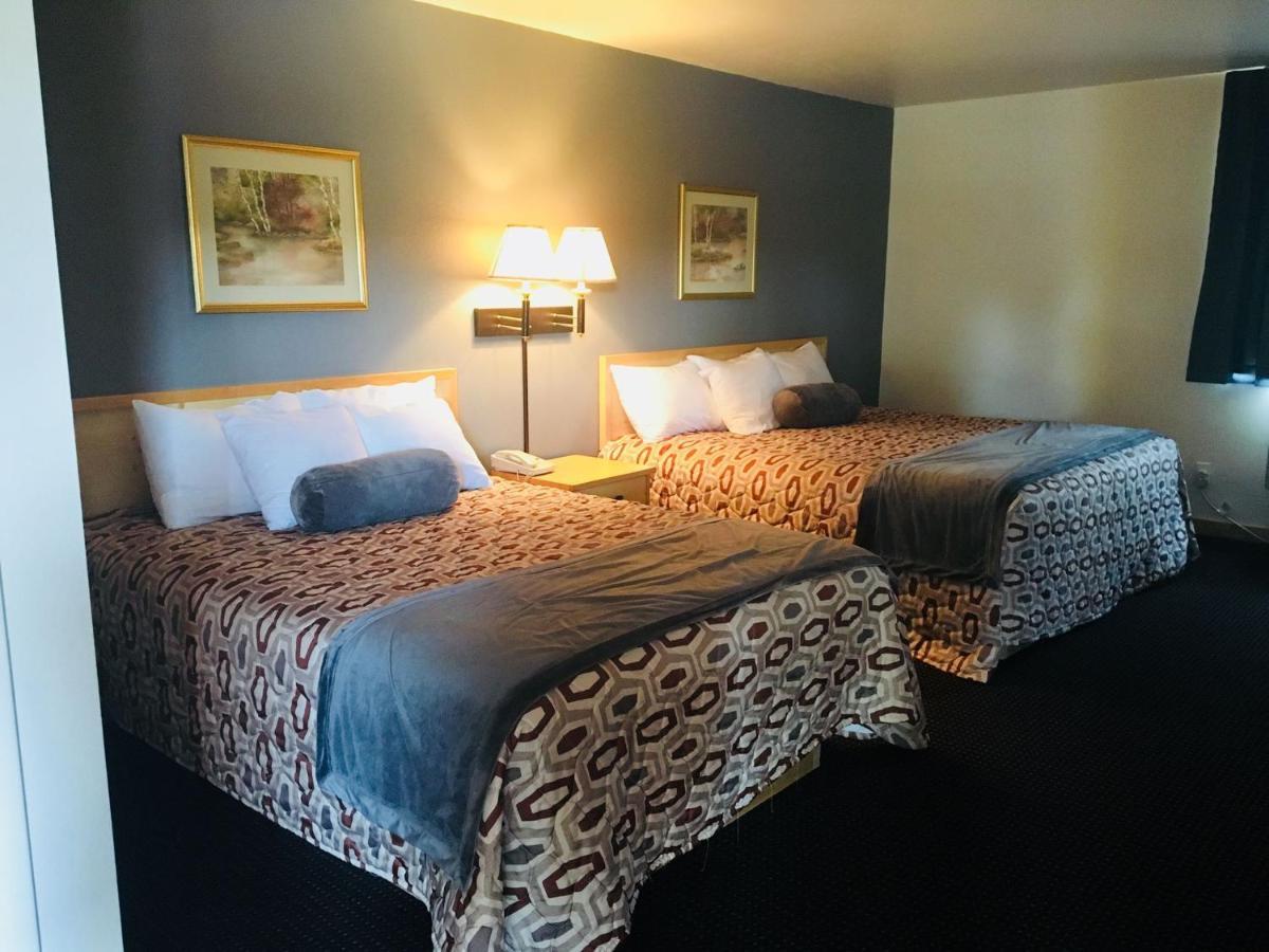 Moose Creek Lodge & Suites Коди Экстерьер фото