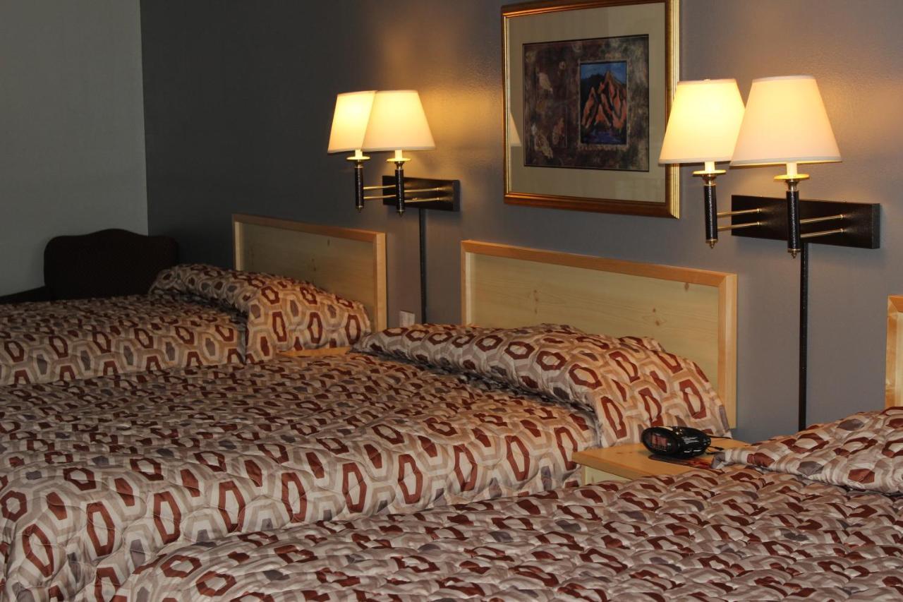 Moose Creek Lodge & Suites Коди Экстерьер фото