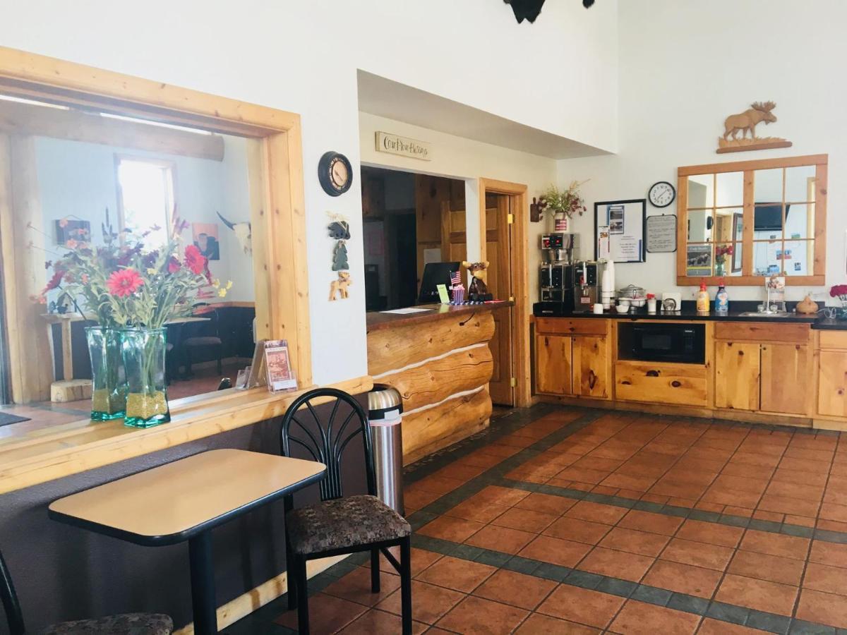 Moose Creek Lodge & Suites Коди Экстерьер фото