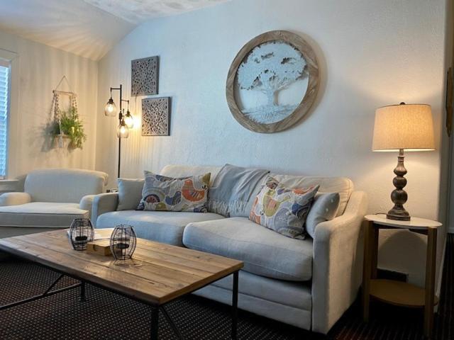Moose Creek Lodge & Suites Коди Экстерьер фото