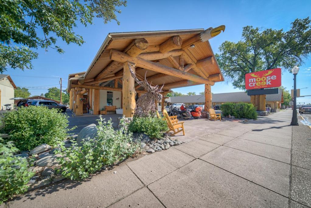 Moose Creek Lodge & Suites Коди Экстерьер фото