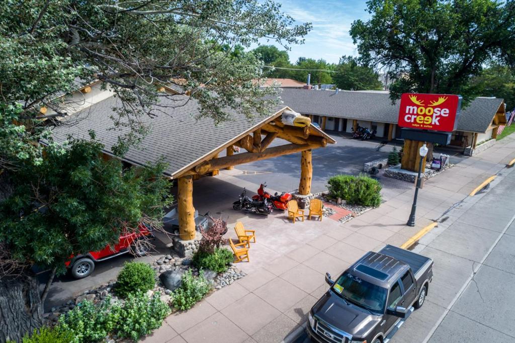 Moose Creek Lodge & Suites Коди Экстерьер фото