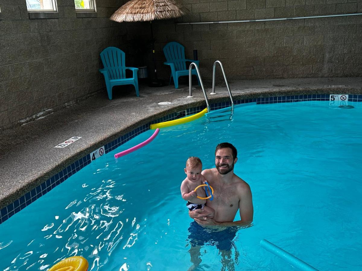 Moose Creek Lodge & Suites Коди Экстерьер фото