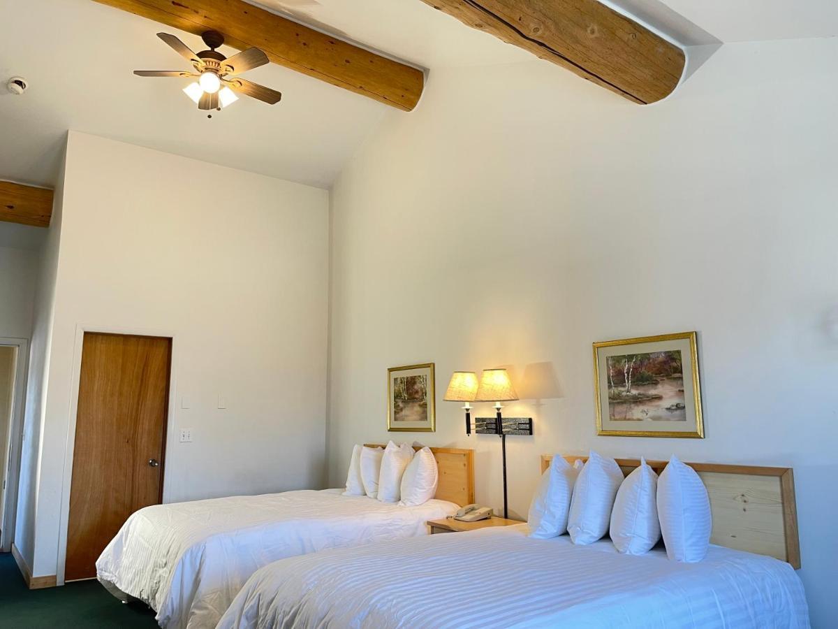 Moose Creek Lodge & Suites Коди Экстерьер фото