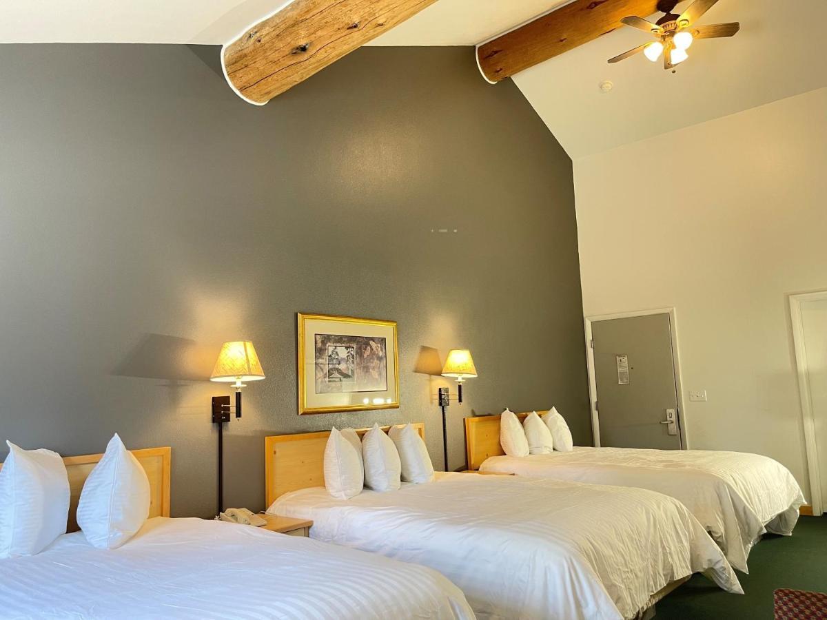 Moose Creek Lodge & Suites Коди Экстерьер фото