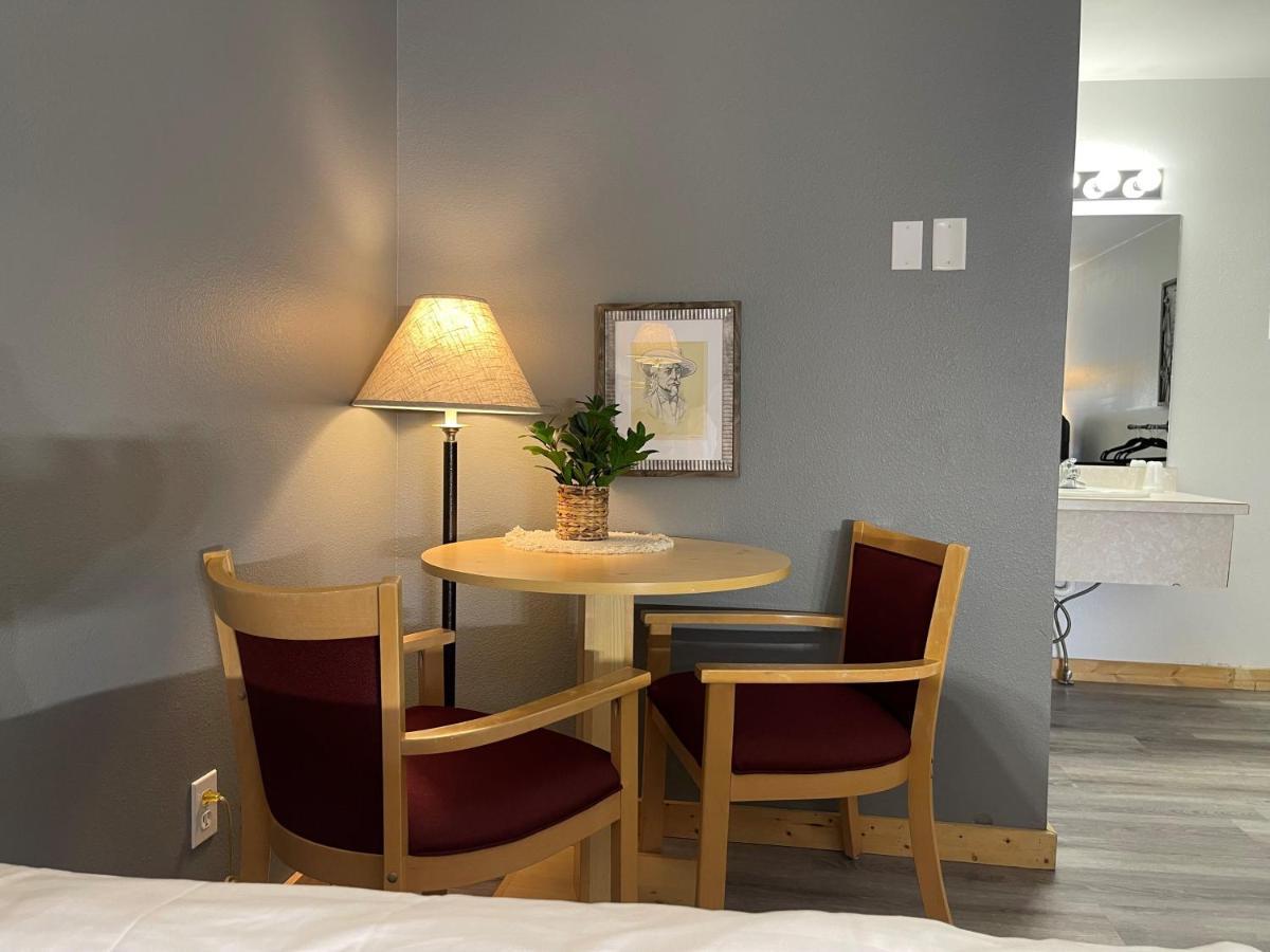 Moose Creek Lodge & Suites Коди Экстерьер фото