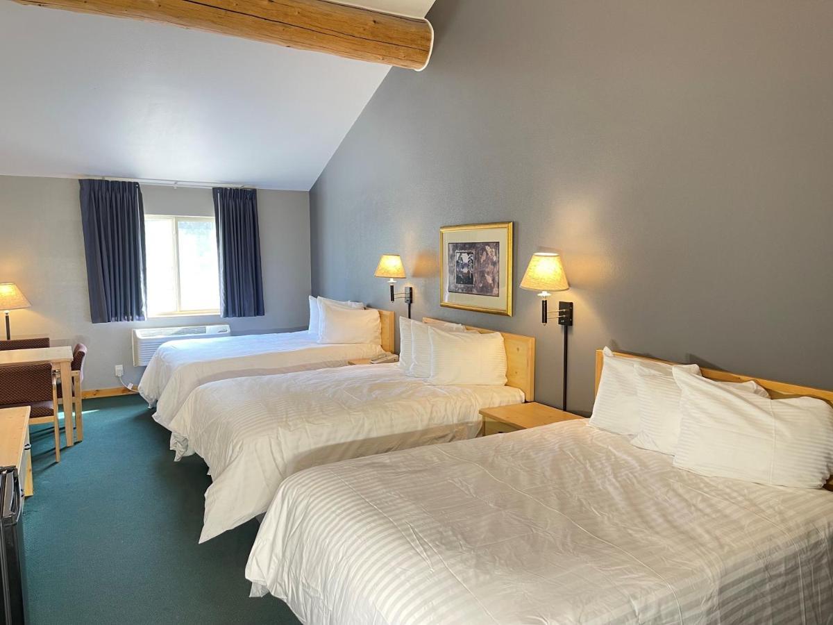 Moose Creek Lodge & Suites Коди Экстерьер фото