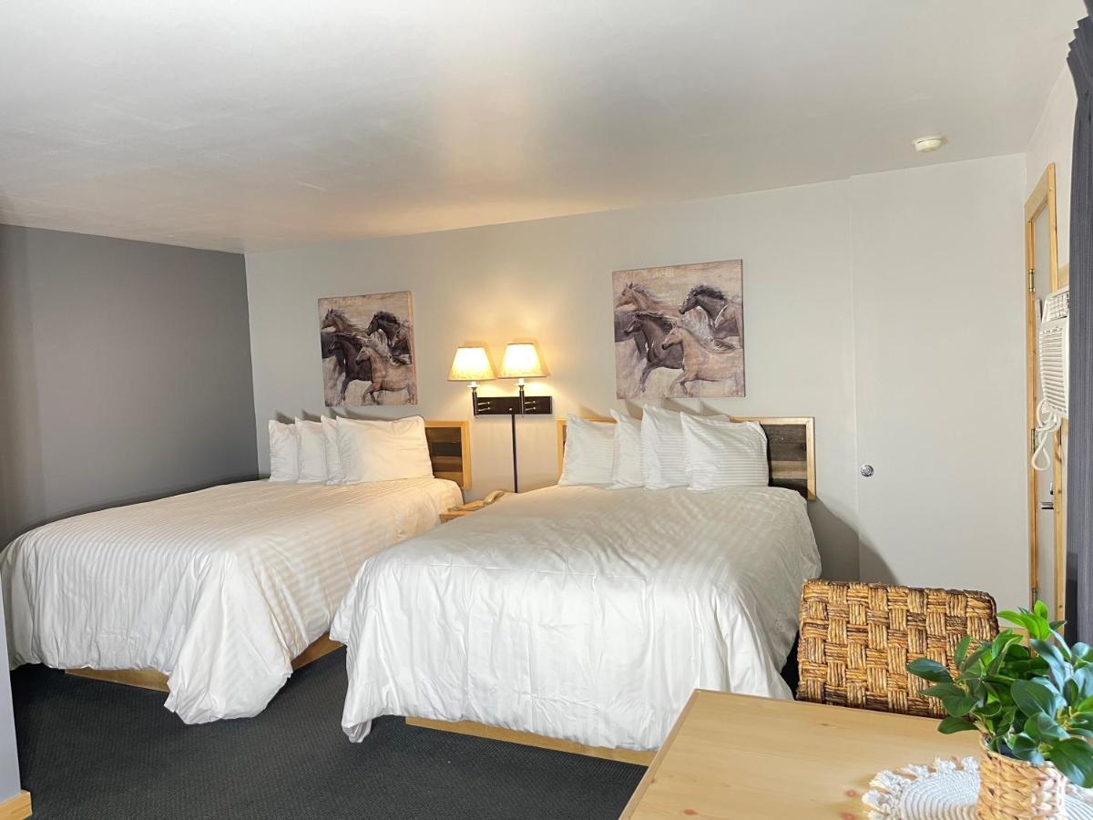 Moose Creek Lodge & Suites Коди Экстерьер фото