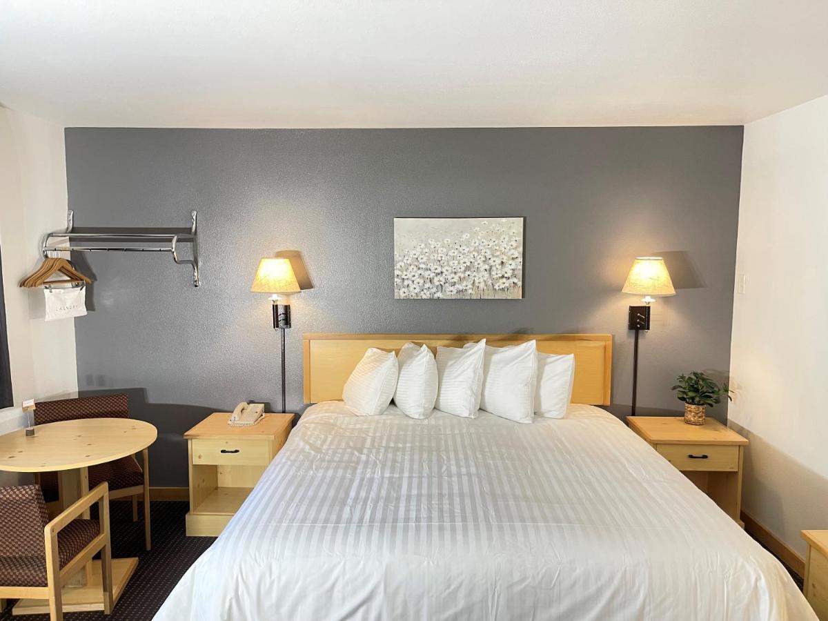 Moose Creek Lodge & Suites Коди Экстерьер фото