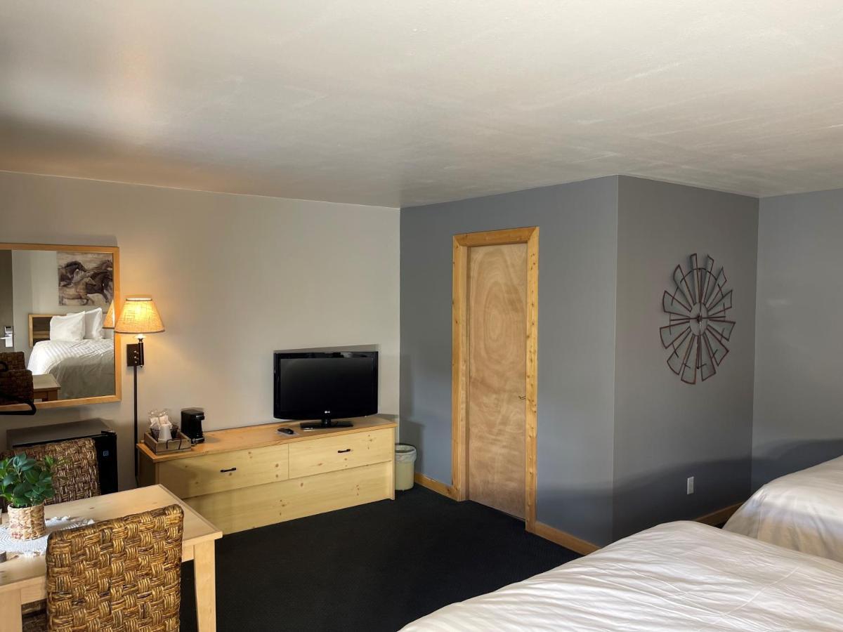 Moose Creek Lodge & Suites Коди Экстерьер фото