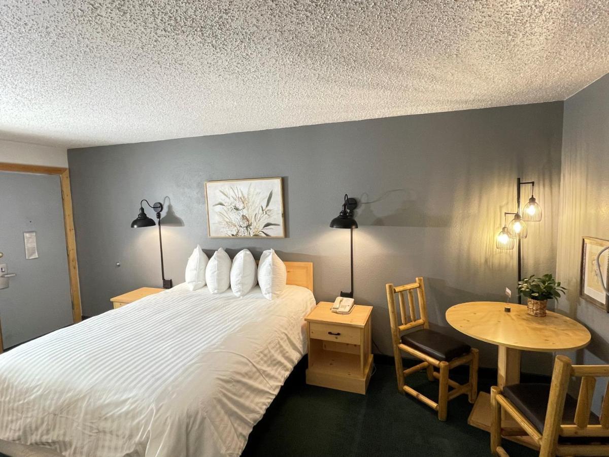 Moose Creek Lodge & Suites Коди Экстерьер фото